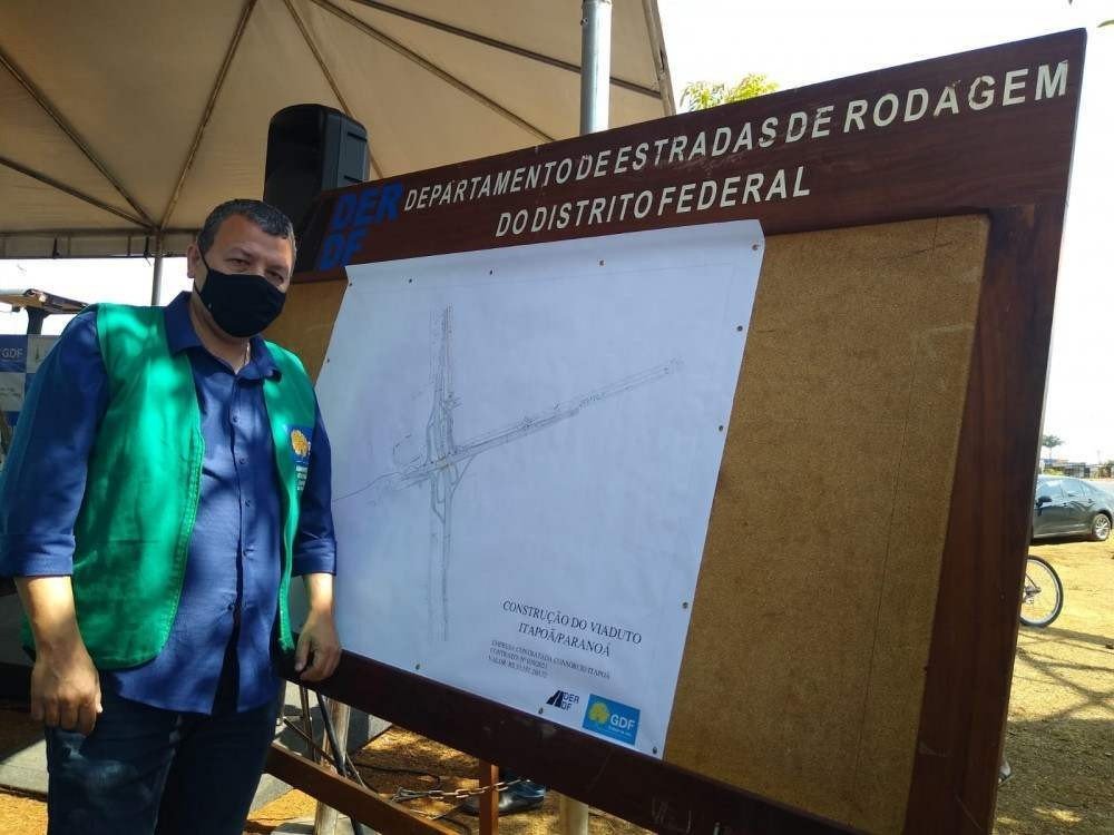 Administrador do Itapoã, Marcus Cotrim, mostra a planta da obra do viaduto Paranoá e Itapoã