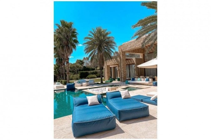 Móveis feitos sob medida para a área próxima à piscina dão um charme a mais