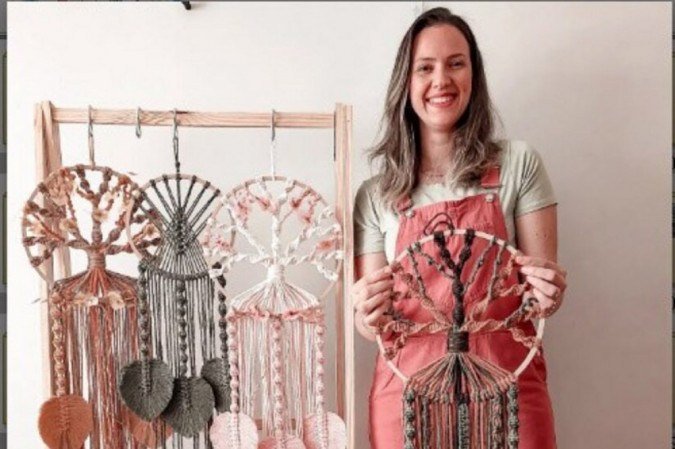Thaísa Larranhagas acrescenta flores do cerrado ao macramê para criar as árvores da vida