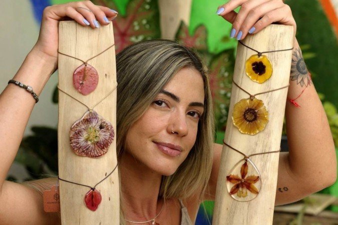 Sabrina Bomfim coleta a matéria-prima das suas joias em caminhadas ao ar livre 