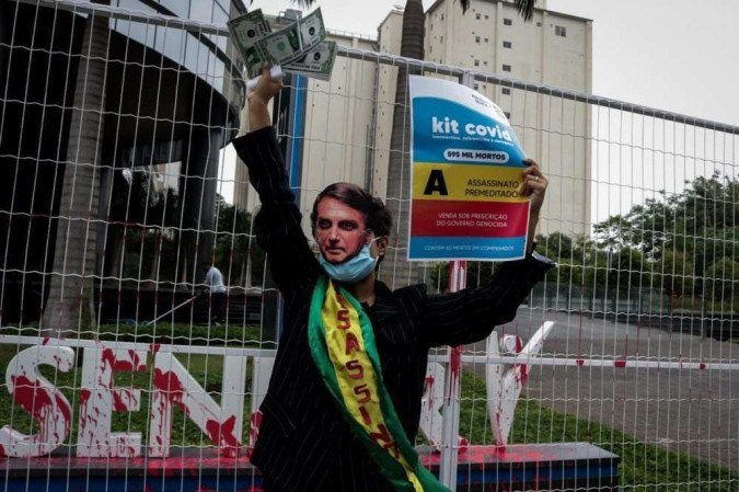 Manifestante em São Paulo acusa o presidente Jair Bolsonaro de propagar fake news sobre a eficácia do kit covid - (crédito: Guilherme Gandolfi/Levante Popular da Juventude) Manifestante em São Paulo acusa o presidente Jair Bolsonaro de propagar fake news sobre a eficácia do kit covid - (crédito: Guilherme Gandolfi/Levante Popular da Juventude)
