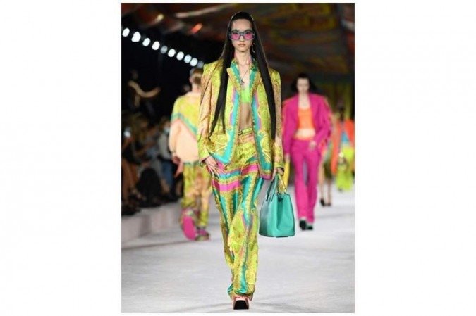 A coleção da tradicional grife Versace, apresentada em Milão, usou e abusou das cores 
