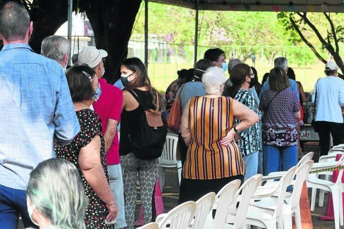 Hora de vacinar: a média móvel de mortes chegou a 17,4 ontem — aumento de 48,8% na comparação com 16 de setembro - (crédito: Ed Alves/CB/D.A Press) Hora de vacinar: a média móvel de mortes chegou a 17,4 ontem — aumento de 48,8% na comparação com 16 de setembro - (crédito: Ed Alves/CB/D.A Press)