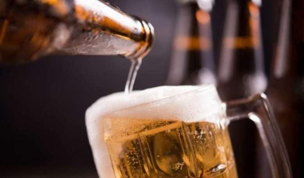 Homem mata amante da esposa a facadas após convidá-lo para tomar cerveja