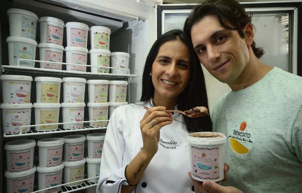 Sem açúcar e com afeto: casal cria sorvetes artesanais e proteicos