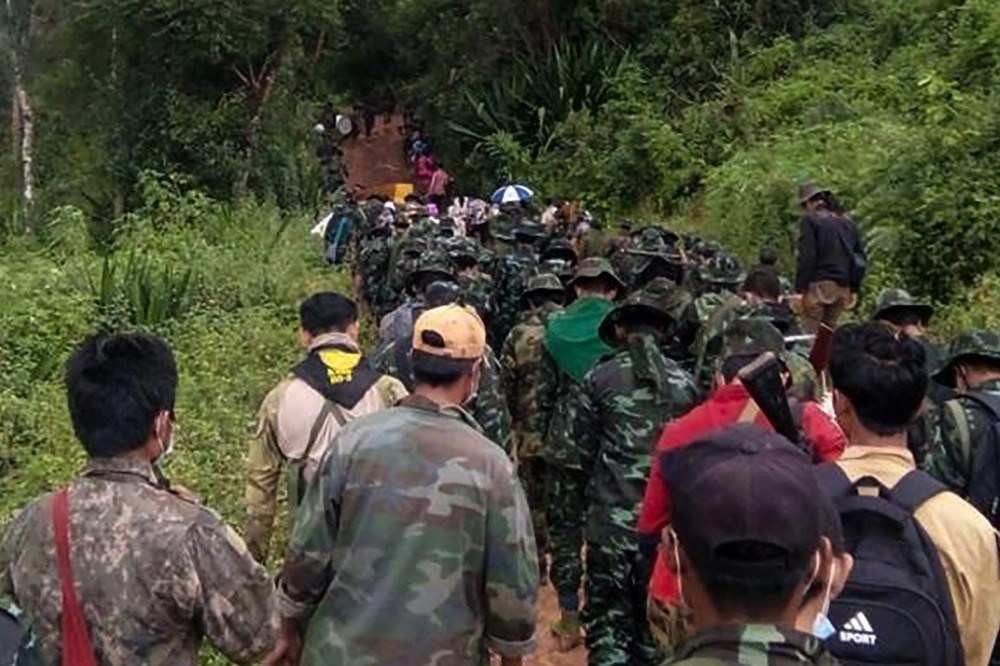 Resistência e Exército de Mianmar travam violento conflito no norte do país