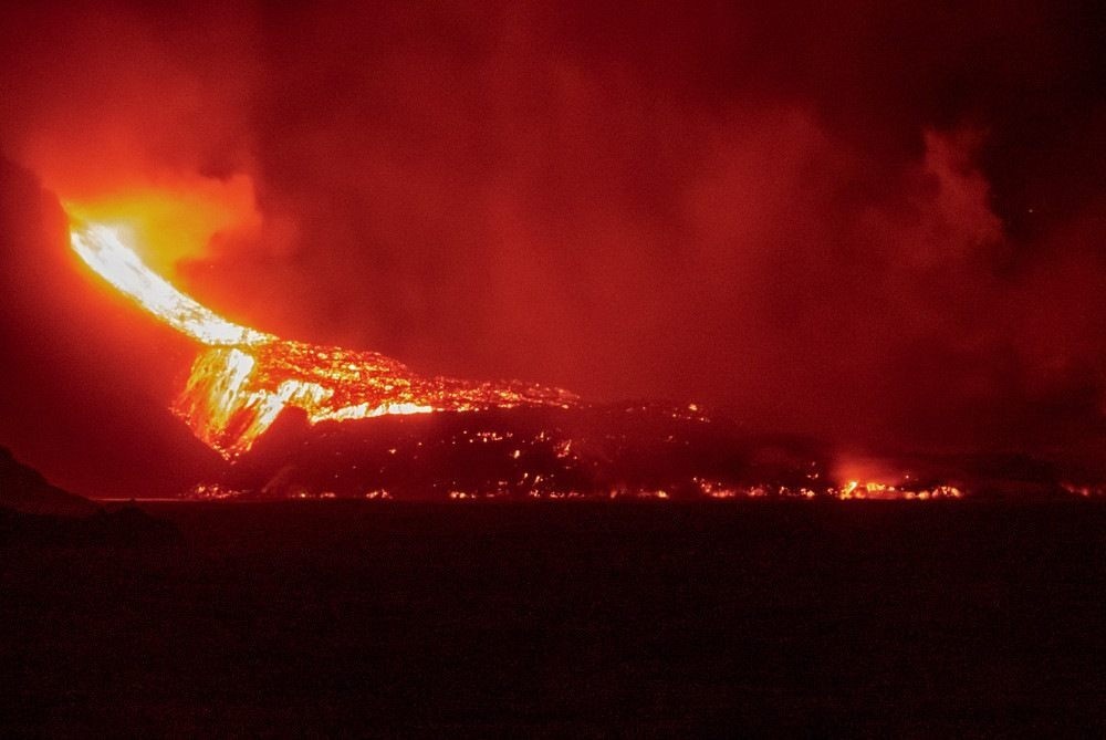 Vulcão de La Palma expele novo fluxo de lava líquida sobre a ilha