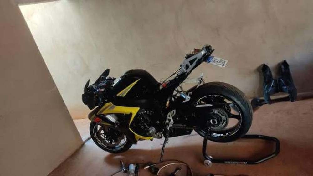 Moto Suzuki 750 de &Ecirc;nio Oliveira antes da batida 