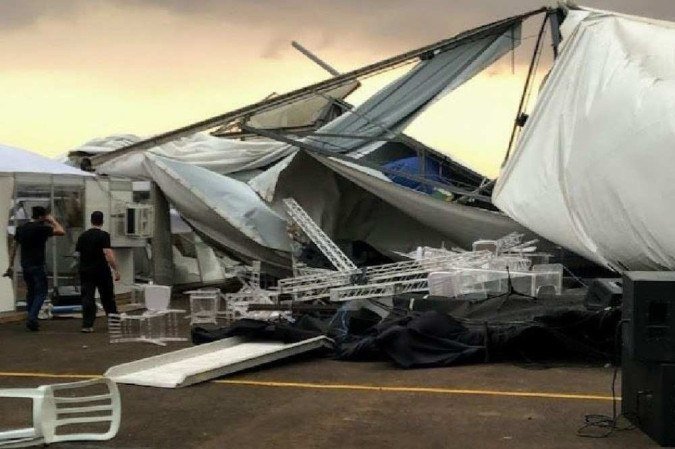 Ventos com mais de 51 quilômetros por hora derrubaram as tendas que abrigariam Bolsonaro por volta das 10h -  (crédito: Redes sociais/Reprodução)