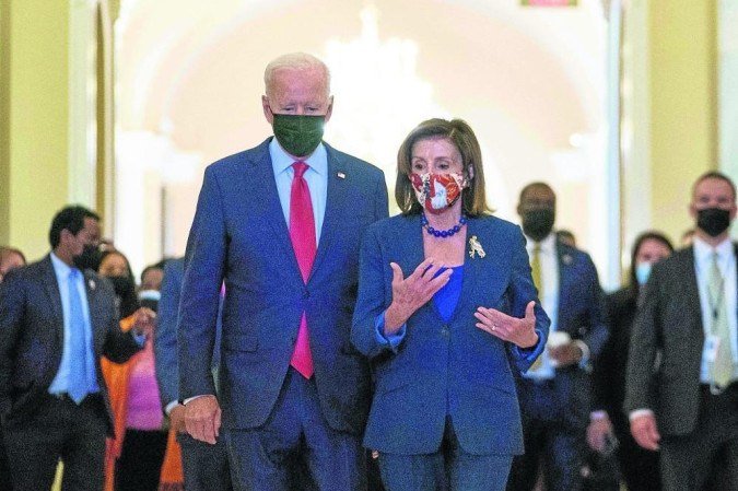 Joe Biden com a presidente da Câmara, a democrata Nancy Pelosi: esforços conjuntos para selar a paz no partido - (crédito: Mandel Ngan/AFP) Joe Biden com a presidente da Câmara, a democrata Nancy Pelosi: esforços conjuntos para selar a paz no partido - (crédito: Mandel Ngan/AFP)