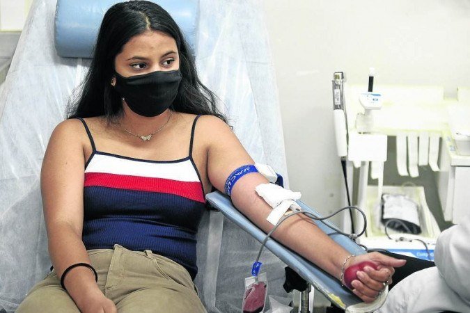 A estudante Maria Alice é doadora desde os 16 anos e incentiva os familiares e amigos a ajudar o próximo - (crédito: Minervino Júnior/CB/D.A Press) A estudante Maria Alice é doadora desde os 16 anos e incentiva os familiares e amigos a ajudar o próximo - (crédito: Minervino Júnior/CB/D.A Press)