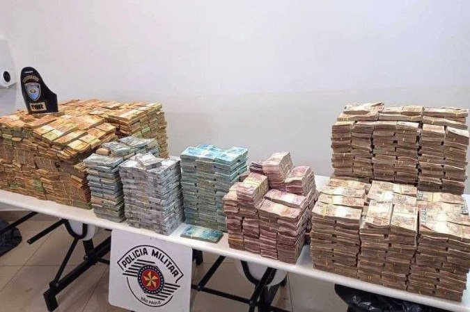 Quase R$12 milhões encontrados pela Policia Militar Rodoviária - (crédito: Divulgação PM) Quase R$12 milhões encontrados pela Policia Militar Rodoviária - (crédito: Divulgação PM)