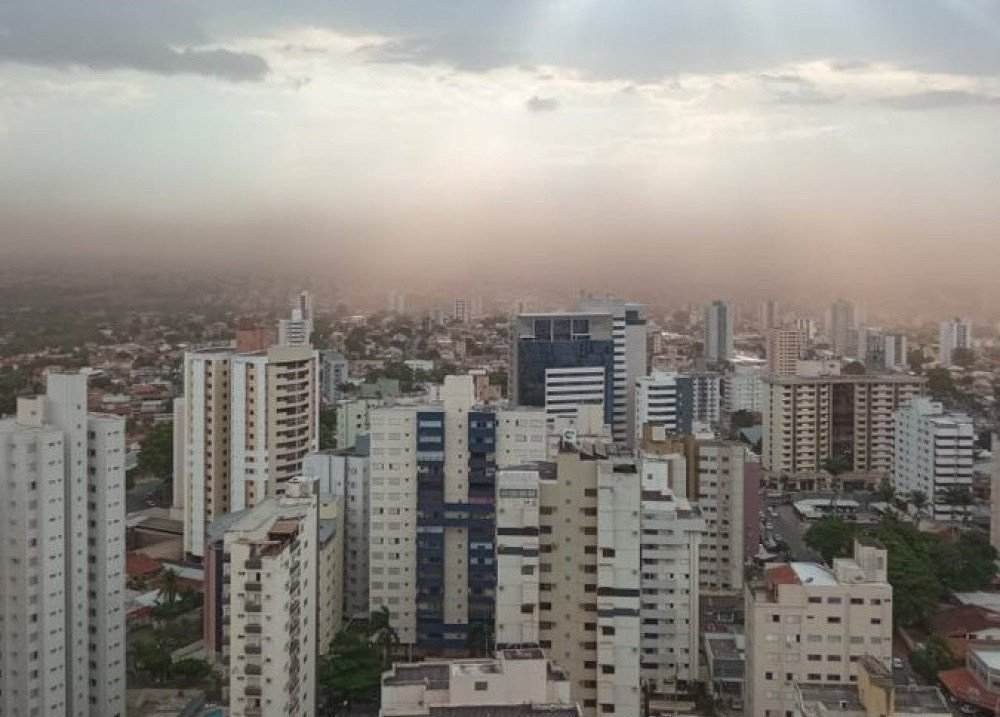 Vídeo: ventania levanta poeira em GO; há chances de fenômeno ocorrer em Brasília