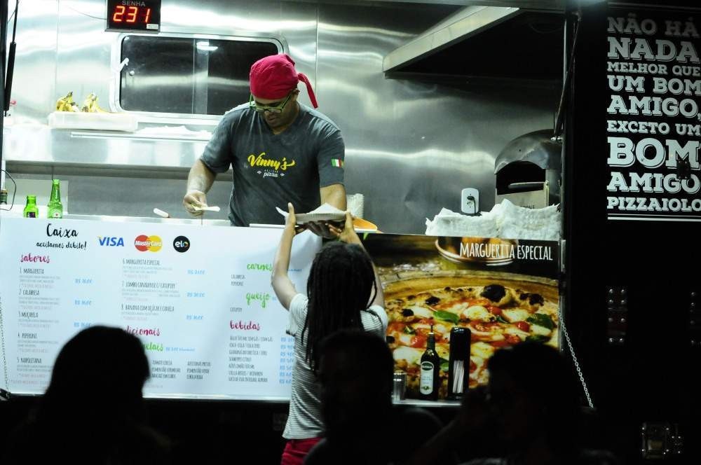 Ibaneis assina decreto para reformular a legislação sobre food truck no DF