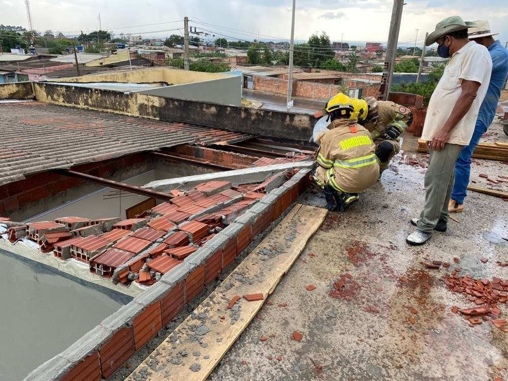 Parede desaba sobre casa no condom&iacute;nio Porto Rico, em Santa Maria 