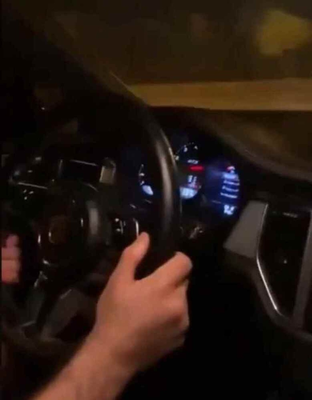 Motorista a 138 km/h perde o controle e bate Porsche em muro; veja o vídeo