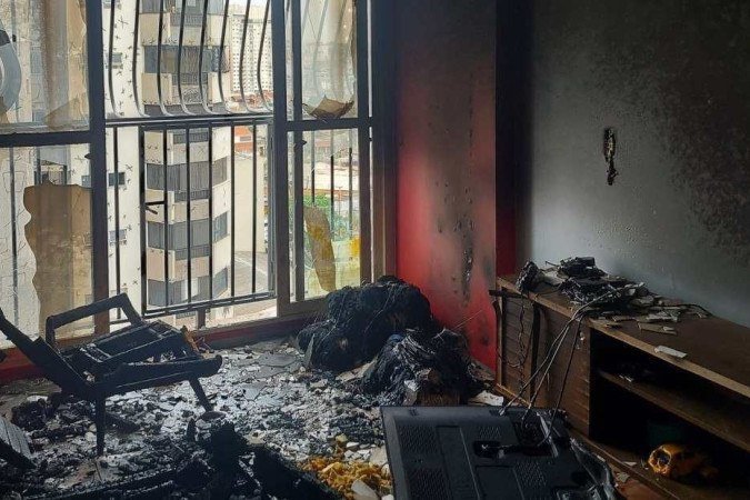 Fogo destruiu sala de imóvel - (crédito: CBM-DF/Divulgação) Fogo destruiu sala de imóvel - (crédito: CBM-DF/Divulgação)