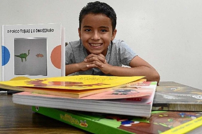 Após sofrer bullying na escola, menino de 11 anos lança livro no DF