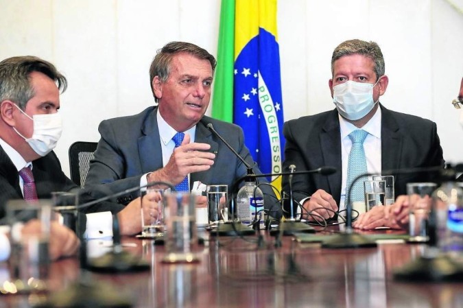 Ainda sem legenda, Bolsonaro mantém conversas com o PTB e o PP