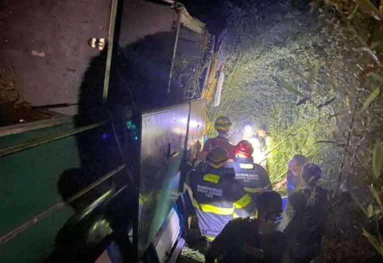 Queda De Onibus Em Ribanceira Deixa 8 Mortos E 44 Feridos No Interior De Mg