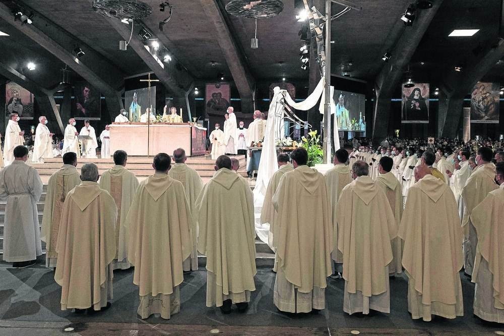 França descobre 2,9 mil religiosos pedófilos; vítimas falam ao Correio