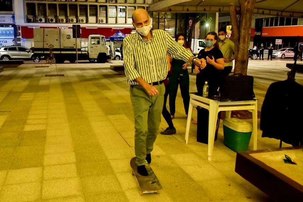 Vice-governador, Paco Britto, anda de skate na inauguração da Praça do Povo 