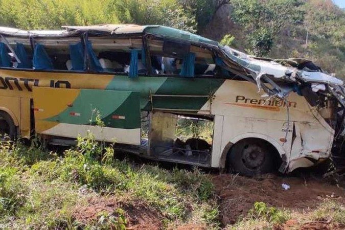 Veículo caiu de uma ribanceira de aproximadamente 250 metros às margens da BR-116, em Leopoldina, na Zona da Mata, e levava 46 adultos e seis crianças - (crédito: Corpo de Bombeiros/Divulgação) Veículo caiu de uma ribanceira de aproximadamente 250 metros às margens da BR-116, em Leopoldina, na Zona da Mata, e levava 46 adultos e seis crianças - (crédito: Corpo de Bombeiros/Divulgação)