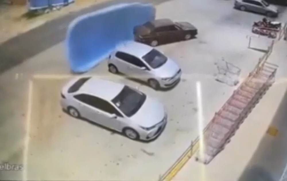 Piscina é arrastada durante ventania e atinge dois carros; veja vídeo