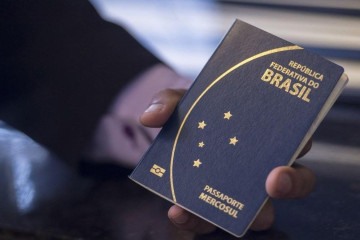 Novo passaporte comum eletrônico brasileiro. O documento passou a ser emitido desde a última segunda -feira (6) pela Polícia Federal e Casa da Moeda, e terá prazo de validade de 10 anos (Marcelo Camargo/Agência Brasil) -  (crédito: Marcelo Camargo/Agência Brasil)