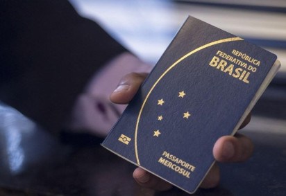 Novo passaporte comum eletrônico brasileiro. O documento passou a ser emitido desde a última segunda -feira (6) pela Polícia Federal e Casa da Moeda, e terá prazo de validade de 10 anos (Marcelo Camargo/Agência Brasil) -  (crédito: Marcelo Camargo/Agência Brasil)