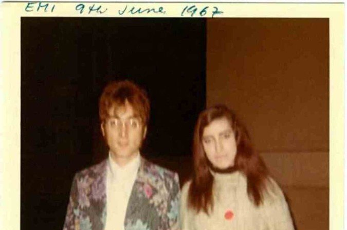 Lizzie Bravo ao lado de John Lennon, nos estúdios, em Londres 