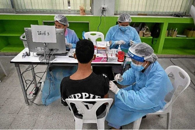 Estudo também mostra que as vacinas têm grau de proteção contra a morte de 80% a 90% -  (crédito: Lillian Suwanrumpha/AFP)