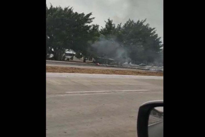 Os manifestantes usaram pneus para bloquear a via no sentido Brasília - (crédito: Reprodução/Redes Sociais) Os manifestantes usaram pneus para bloquear a via no sentido Brasília - (crédito: Reprodução/Redes Sociais)