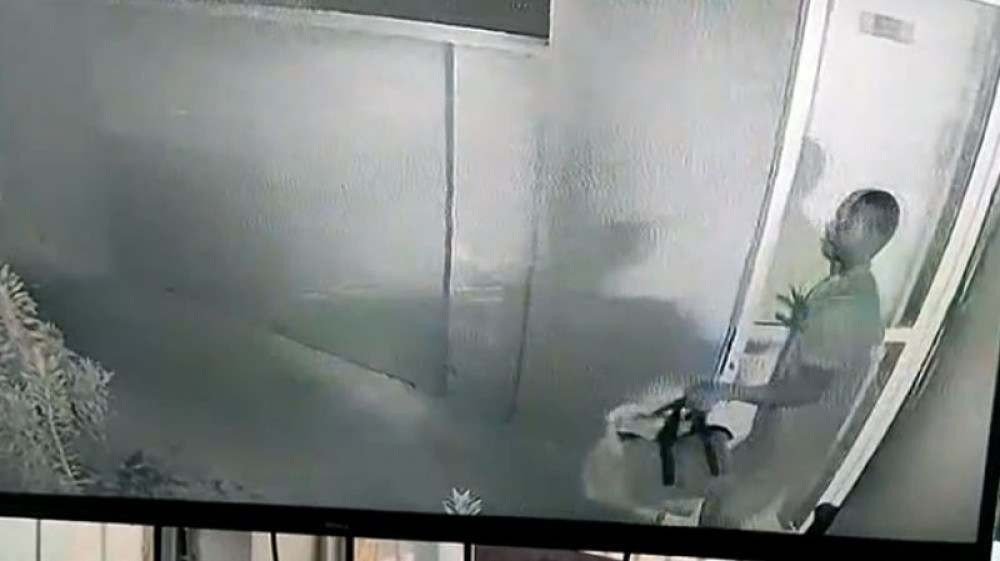 Suspeito de matar a auxiliar de limpeza foi morta a facadas dentro do próprio apartamento, em Santa Maria. As imagens do circuito interno de segurança captaram, às 1h31, Evanildo saindo do prédio de Cilma com uma mochila em mãos.