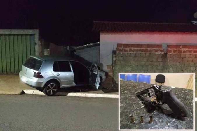 O suspeito perdeu o controle do seu carro após efetuar um disparo de arma de fogo contra a própria cabeça; revólver calibre 38 foi encontrado ao lado do suspeito -  (crédito:  PMMG/Divulgação)
