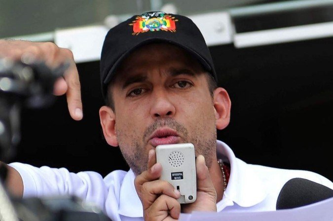 O líder de direita deixou a prisão de segurança máxima de Chonchocoro, em El Alto, agitando a bandeira de Santa Cruz - (crédito: JORGE BERNAL) O líder de direita deixou a prisão de segurança máxima de Chonchocoro, em El Alto, agitando a bandeira de Santa Cruz - (crédito: JORGE BERNAL)