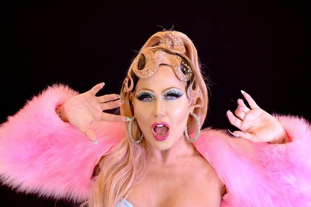 Xuxa aparece vestida de drag para reality show 'Caravana das Drags'