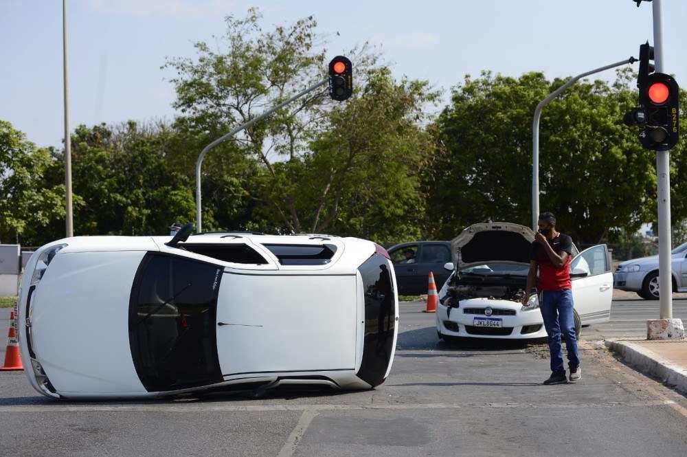 Carro tomba após acidente de trânsito, e dois motoristas ficam feridos