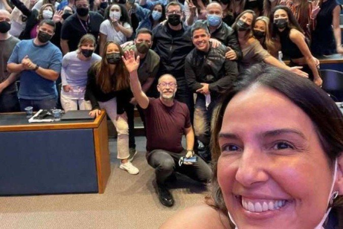Luciana Cardoso e equipe de produção de Faustão na Band -  (crédito: Reprodução/Instagram)