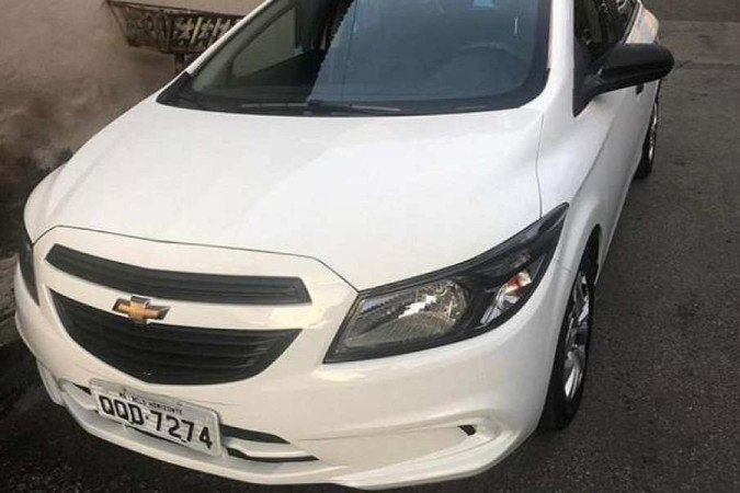 O Chevrolet Onix está no pátio da Delegacia de Itabira, mas Guinho não consegue reavê-lo -  (crédito:  Arquivo pessoal da vítima)