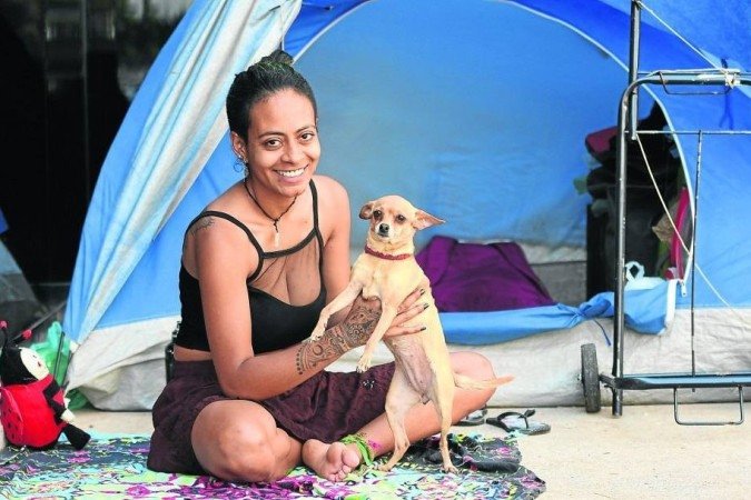 Mariana Camargo reclama que não há abordagens para conscientização e oferecimento de máscaras. Dormindo na área central de Brasília, ela relata que se cuida da maneira que pode - (crédito: ED ALVES/CB/D.A Press) Mariana Camargo reclama que não há abordagens para conscientização e oferecimento de máscaras. Dormindo na área central de Brasília, ela relata que se cuida da maneira que pode - (crédito: ED ALVES/CB/D.A Press)