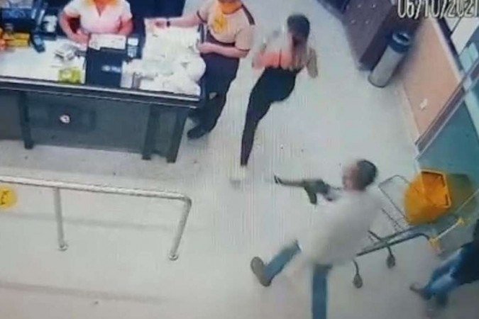 Assaltantes armados com fuzil de pressão renderam funcionários de mercado em Vicente Pires - (crédito: Material cedido ao Correio) Assaltantes armados com fuzil de pressão renderam funcionários de mercado em Vicente Pires - (crédito: Material cedido ao Correio)
