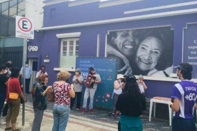 Idosos caminham e dançam pelas ruas do Barro Preto embalados por hits dos anos 60, 70 e 80 - (crédito: Edésio Ferreira/EM/D.A.Press) Idosos caminham e dançam pelas ruas do Barro Preto embalados por hits dos anos 60, 70 e 80 - (crédito: Edésio Ferreira/EM/D.A.Press)