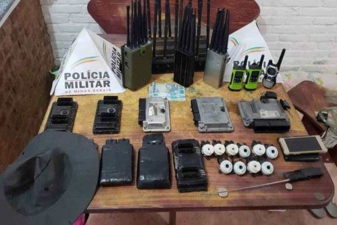 Foram apreendidos bloqueadores de sinal, ferramentas para desmanche de veículos, rádios, entre outros materiais