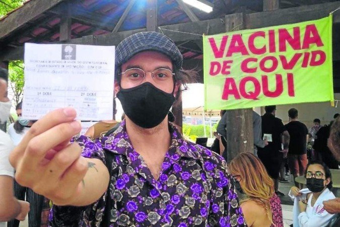 Lucas Benatos, 26 anos, ficou duas horas na fila de vacinação da UBS 1 da Asa Sul para receber a 2ª dose - (crédito: Pedro Marra/CB/D.A Press) Lucas Benatos, 26 anos, ficou duas horas na fila de vacinação da UBS 1 da Asa Sul para receber a 2ª dose - (crédito: Pedro Marra/CB/D.A Press)
