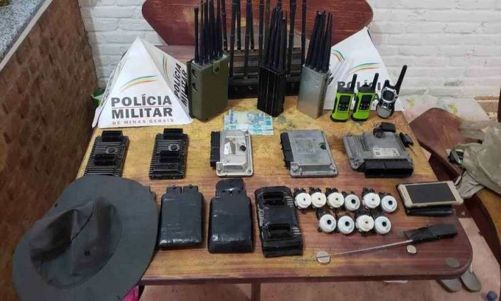 Foram apreendidos bloqueadores de sinal, ferramentas para desmanche de ve&iacute;culos, r&aacute;dios, entre outros materiais