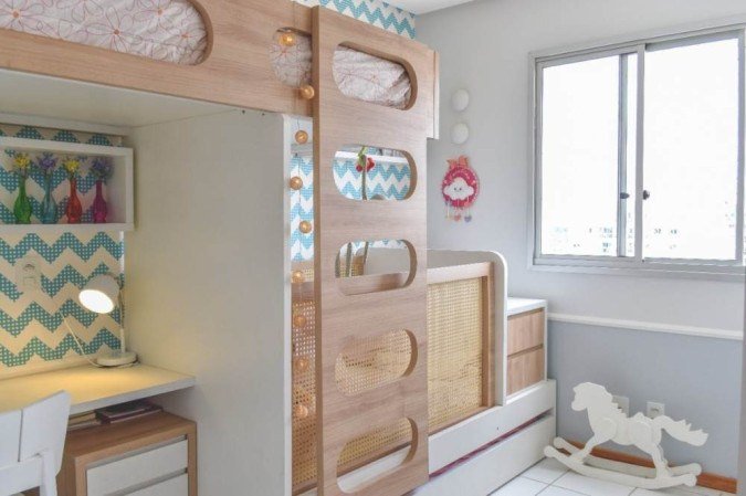 Este projeto conecta um beliche, uma mesa de estudos e um berço, em um quarto de 9m²: otimizando o espaço. CB, 10/10/2021. Revista do Correio, p. 21;

