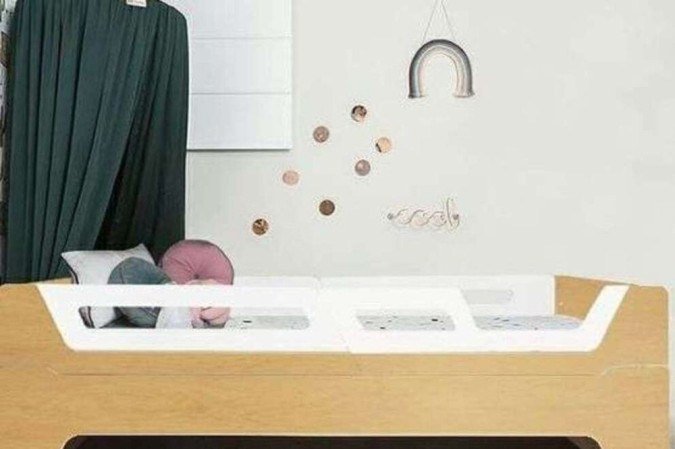 A cama evolutiva permite adaptações com o passar da idade da criança, com grades removíveis e altura adaptável. CB, 10/10/2021. Revista do Correio, p. 21;

