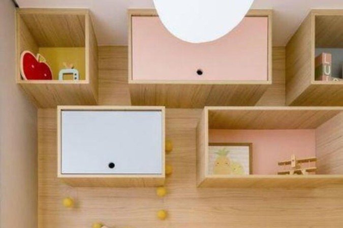 Neste quarto infantil, são utilizadas marcenaria e cores leves: fugindo do azul ou rosa. CB, 10/10/2021. Revista do Correio, p. 20;

