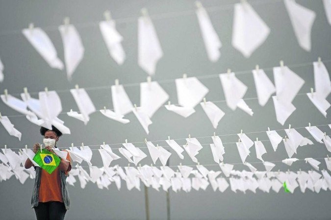 No Rio de Janeiro, 600 lenços foram distribuídos na praia de Copacabana em memória aos mortos pela pandemia no país - (crédito: MAURO PIMENTEL) No Rio de Janeiro, 600 lenços foram distribuídos na praia de Copacabana em memória aos mortos pela pandemia no país - (crédito: MAURO PIMENTEL)